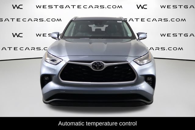 Used 2023 Toyota Highlander XLE FWD image 2