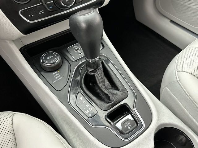 Used 2019 Jeep Cherokee Limited AWD/4WD image 19