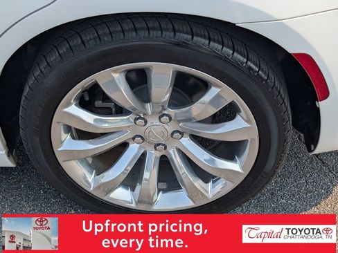 Used 2018 Chrysler 300 Touring L RWD image 9