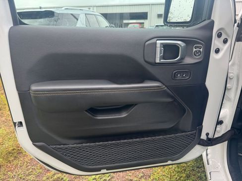 Used 2025 Jeep Wrangler Sahara image 20