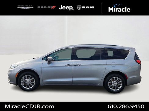 Certified 2021 Chrysler Pacifica Touring-L image 4