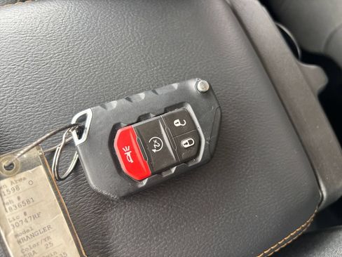Used 2025 Jeep Wrangler Unlimited Sahara AWD/4WD image 21
