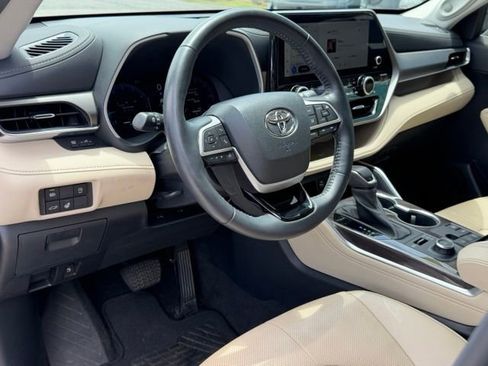 Used 2023 Toyota Highlander Limited AWD/4WD image 12