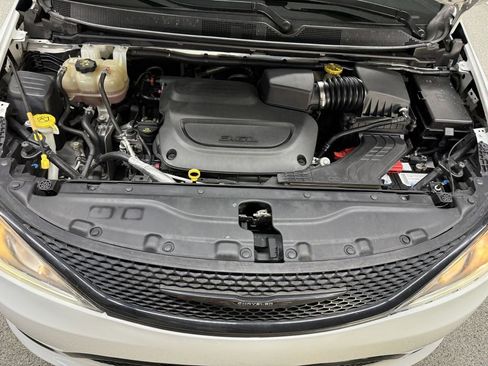 Used 2019 Chrysler Pacifica Touring-L Plus w/ S Appearance Package image 35