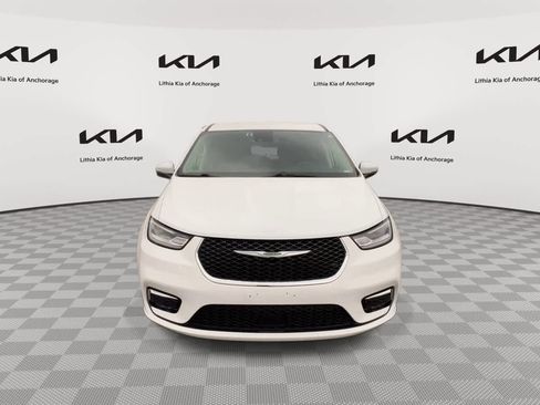 Used 2023 Chrysler Pacifica Touring-L FWD image 3