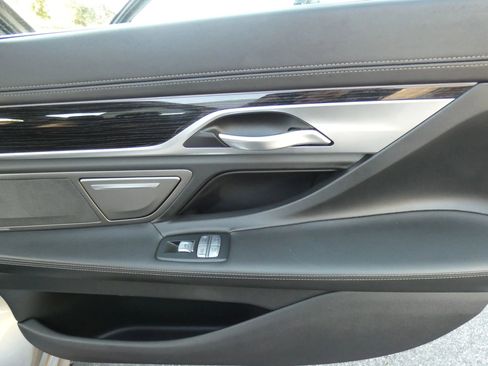 Used 2020 BMW 750i xDrive w/ Executive Package image 43