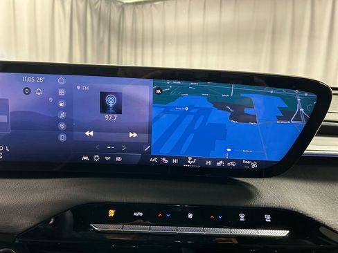 Used 2025 Buick Enclave Sport Touring image 17