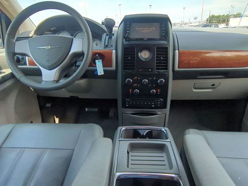 Used 2008 Chrysler Town & Country Touring FWD image 13