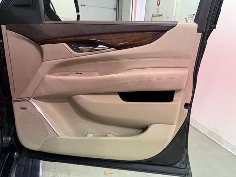 Used 2016 Cadillac Escalade Premium image 30