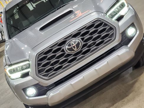 Used 2020 Toyota Tacoma TRD Sport w/ Technology Package image 19
