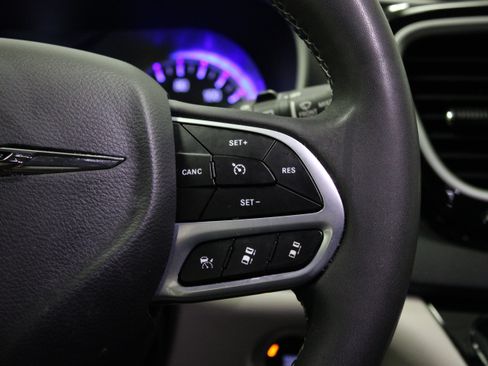 Used 2023 Chrysler Pacifica Touring-L FWD image 24