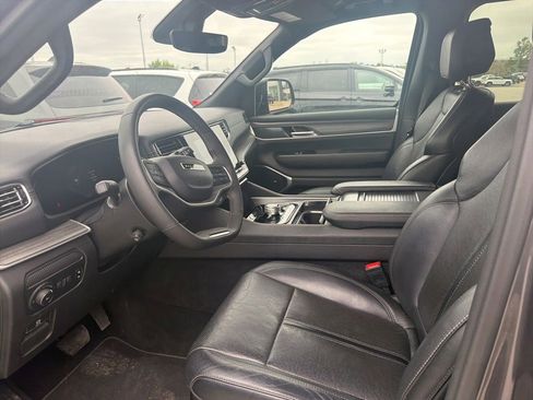 Used 2024 Jeep Wagoneer L Series II w/ Flexible Seating Group RWD image 2