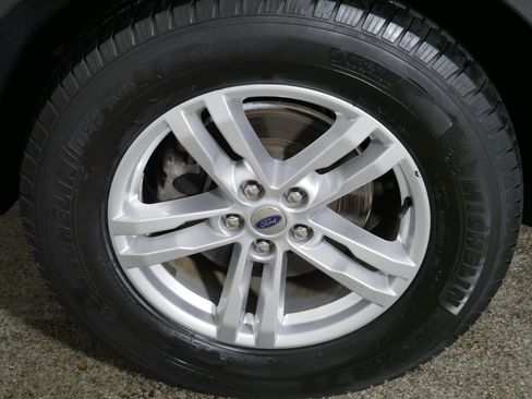 Used 2020 Ford Explorer XLT w/ Equipment Group 202A AWD/4WD image 15