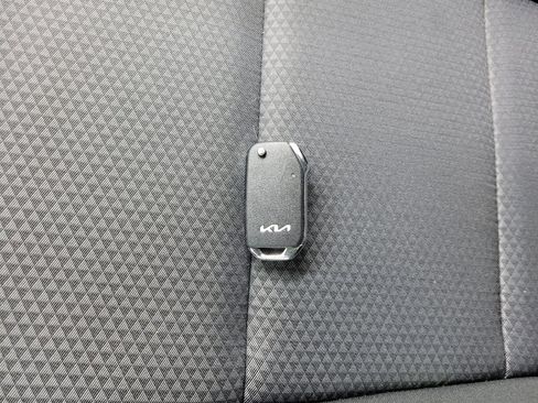 Used 2025 Kia Soul LX image 32