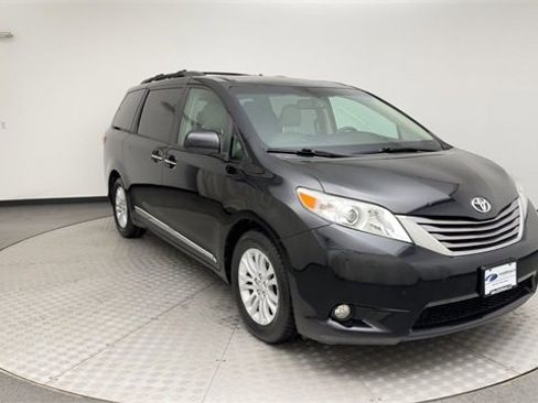 Used 2015 Toyota Sienna XLE image 8