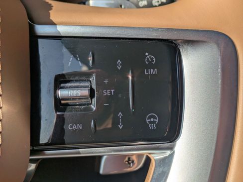 Certified 2024 Land Rover Range Rover SE image 17