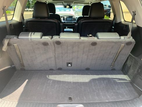 Used 2019 Toyota Highlander SE AWD/4WD image 9