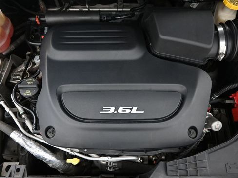 Used 2018 Chrysler Pacifica Touring-L Plus w/ Tire & Wheel Group image 53