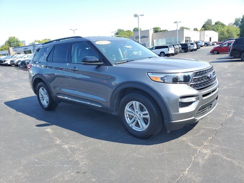 Used 2023 Ford Explorer XLT w/ Equipment Group 202A AWD/4WD image 4