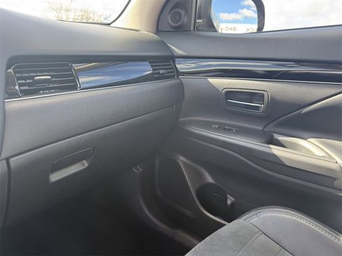 Used 2019 Mitsubishi Outlander SE image 25