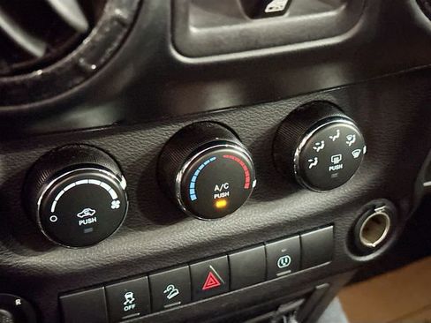 Used 2018 Jeep Wrangler Unlimited Sahara AWD/4WD image 14