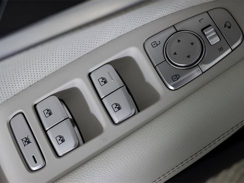 Used 2024 Genesis G70 2.5T w/ Sport Prestige Package image 9