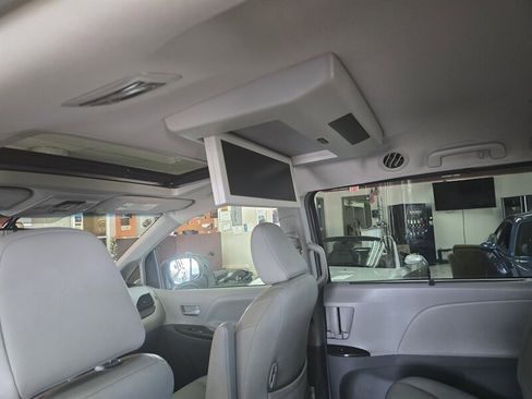 Used 2017 Toyota Sienna XLE image 11