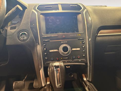 Used 2019 Ford Explorer Limited w/ Class III Trailer Tow Package AWD/4WD image 12