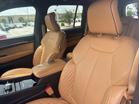 Used 2025 Jeep Grand Cherokee Summit w/ Luxury Tech Group V AWD/4WD image 12
