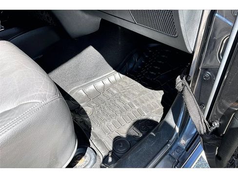 Used 2017 Jeep Wrangler Unlimited Rubicon w/ Connectivity Group AWD/4WD image 42