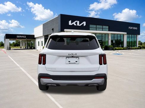 Certified 2025 Kia Sorento LX FWD image 6