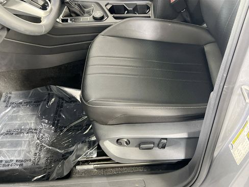 Used 2022 Volkswagen Tiguan SE image 18