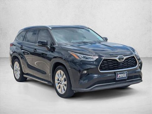 Used 2022 Toyota Highlander Limited FWD image 3