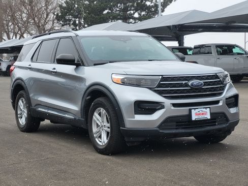 Used 2023 Ford Explorer XLT image 3