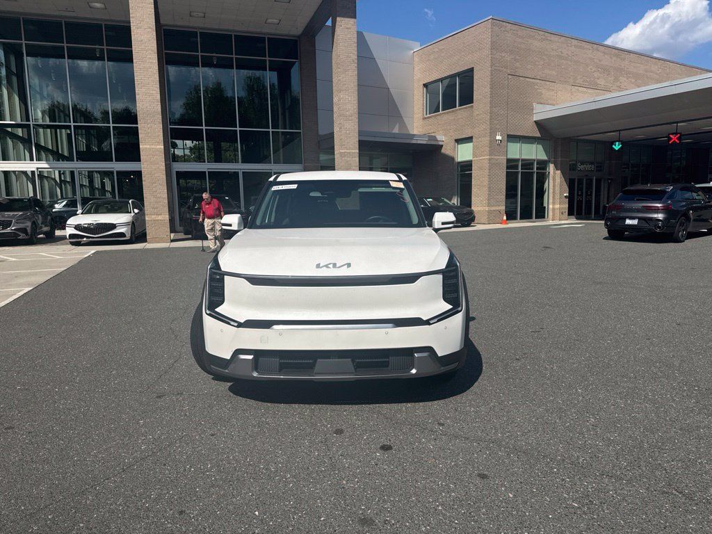 Used 2024 Kia EV9 Light Long Range RWD image 2