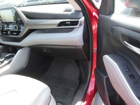 Used 2022 Toyota Highlander XLE AWD/4WD image 19
