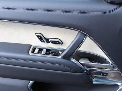 Used 2025 Land Rover Range Rover SV image 21