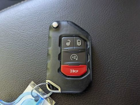 Used 2021 Jeep Wrangler Unlimited Sahara w/ Dual Top Group AWD/4WD image 31