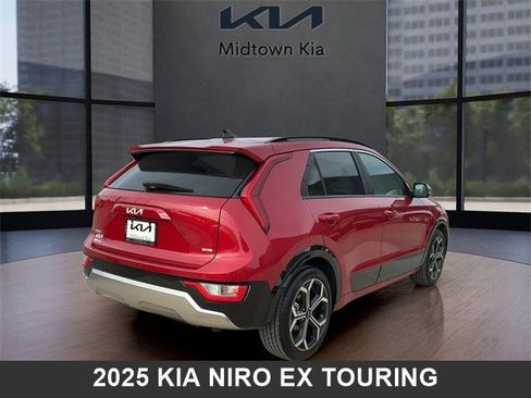 Used 2025 Kia Niro EX Touring image 3
