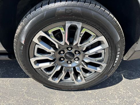 Used 2023 GMC Yukon XL Denali Ultimate AWD/4WD image 4