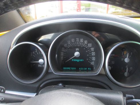 Used 2004 Chevrolet SSR w/ Preferred Equipment Group RWD image 19