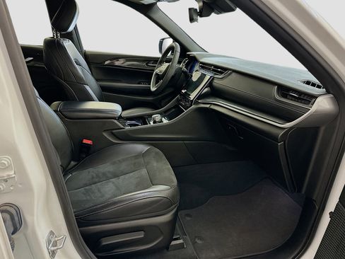 Used 2023 Jeep Grand Cherokee Altitude image 32