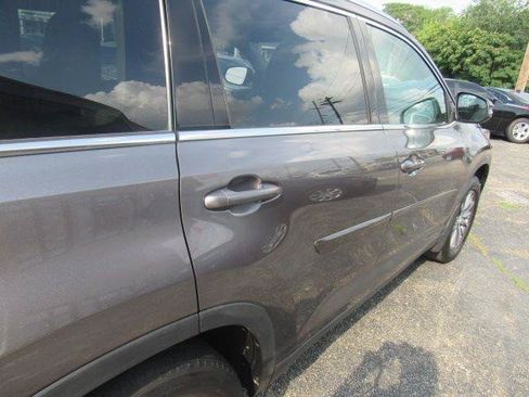 Used 2019 Toyota Highlander XLE AWD/4WD image 15