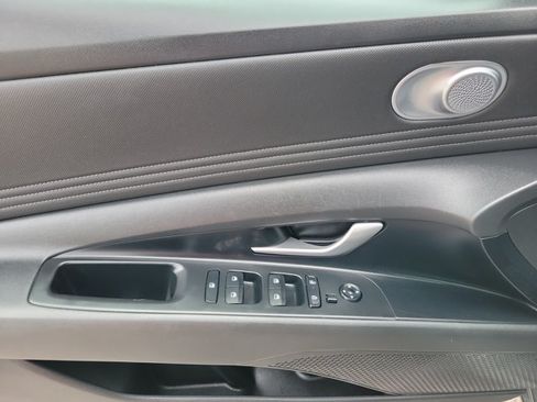 Used 2025 Hyundai Elantra Limited FWD image 9