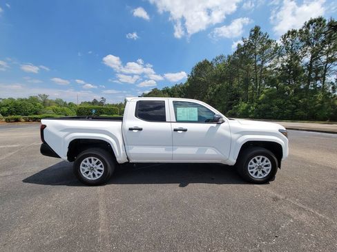Used 2024 Toyota Tacoma SR AWD/4WD image 6