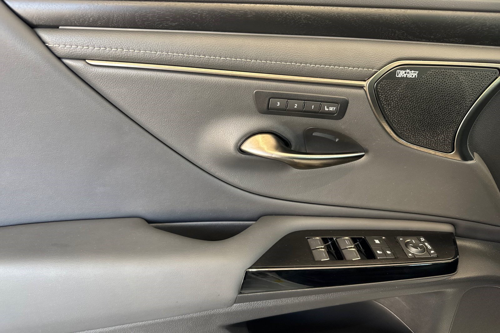 Used 2024 Lexus ES 350 w/ Accessory Package (Z2) FWD image 12