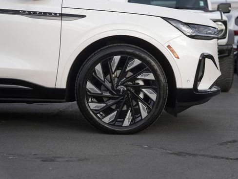 Used 2024 Lincoln Nautilus Reserve w/ Equipment Group 202A image 4