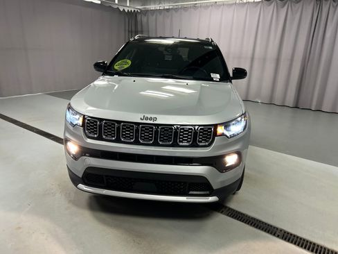 Used 2024 Jeep Compass Limited AWD/4WD image 2