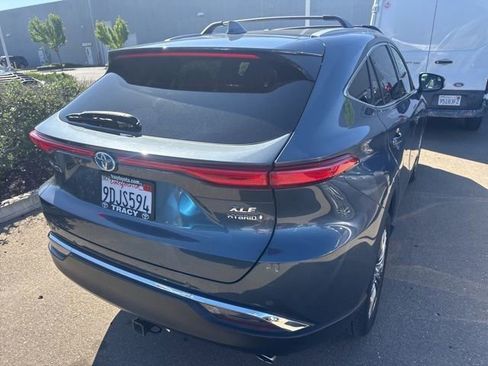 Used 2022 Toyota Venza XLE image 7