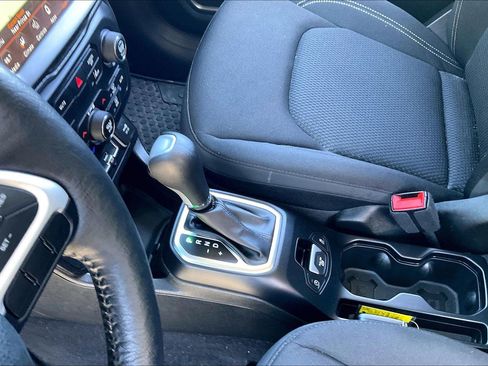 Used 2023 Jeep Renegade Latitude w/ Premium Group AWD/4WD image 14